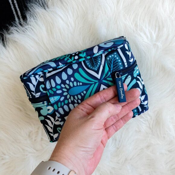 VERA BRADLEY "BLUE ISLAND MEDALLION" UPRIGHT NYLON ZIP AROUND CASE - Picture 4 of 10